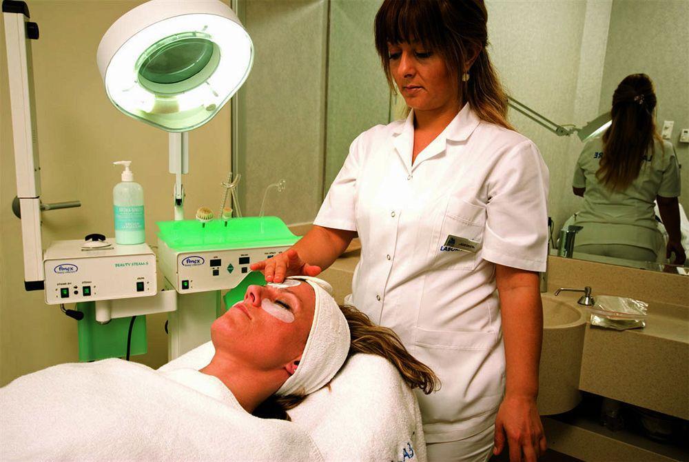 Eser Premium Hotel&Spa Buyukcekmece Exteriér fotografie A cosmetologist at work