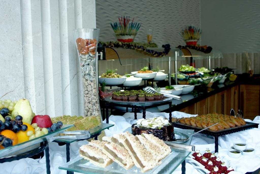 Eser Premium Hotel&Spa Buyukcekmece Exteriér fotografie A buffet