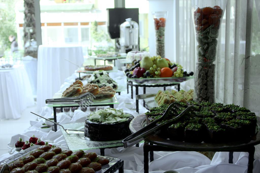 Eser Premium Hotel&Spa Buyukcekmece Exteriér fotografie A buffet