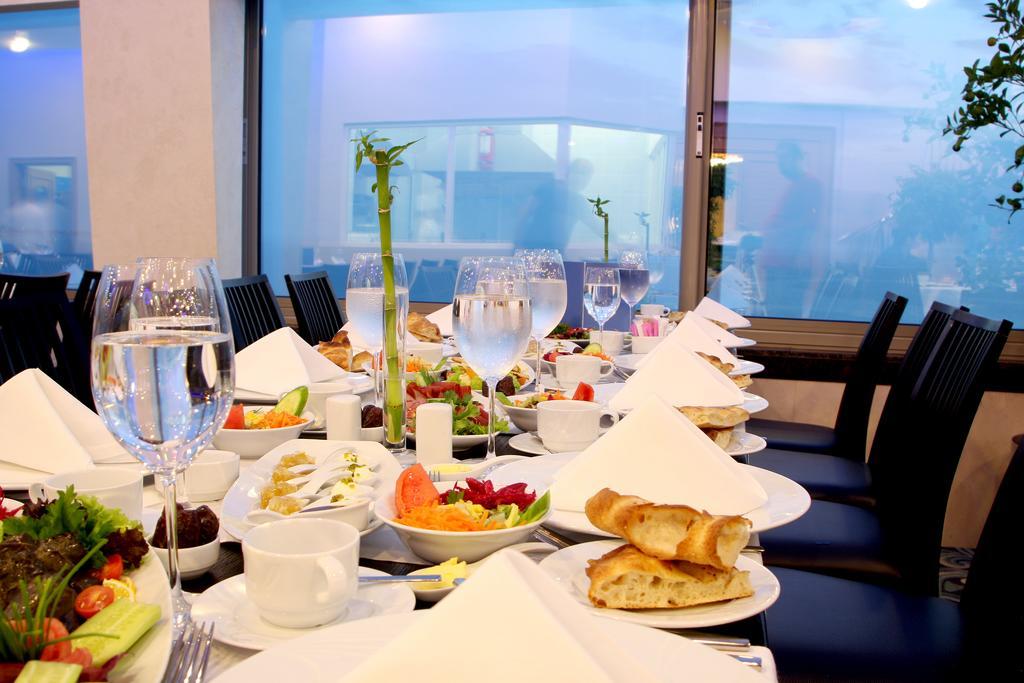 Eser Premium Hotel&Spa Buyukcekmece Exteriér fotografie A table set for a meal