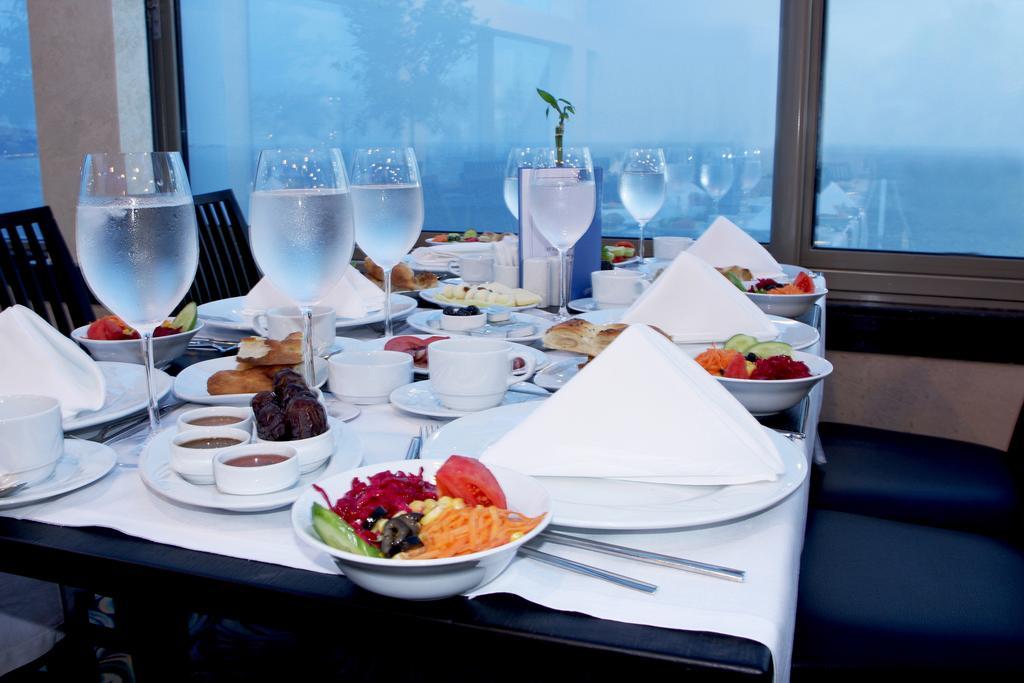 Eser Premium Hotel&Spa Buyukcekmece Exteriér fotografie A table set for a meal