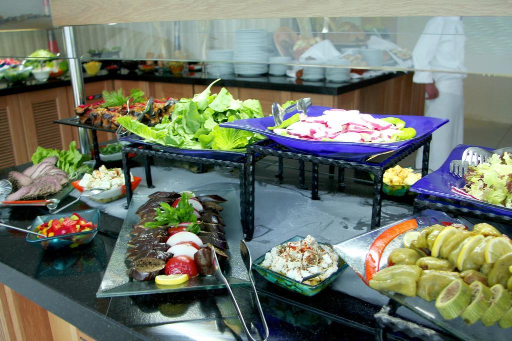 Eser Premium Hotel&Spa Buyukcekmece Exteriér fotografie A salad bar