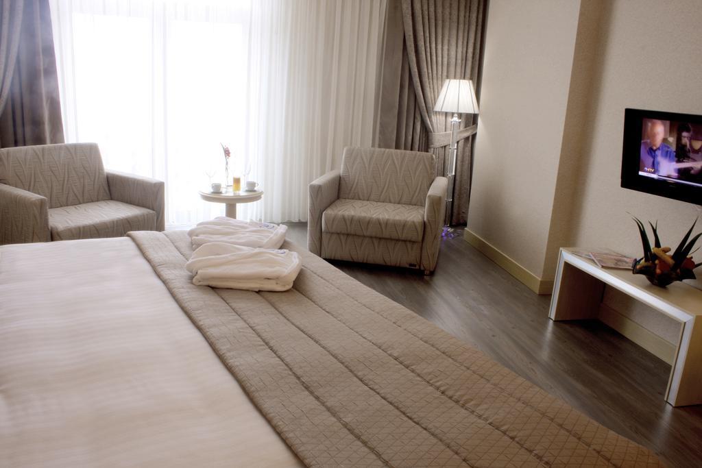 Eser Premium Hotel&Spa Buyukcekmece Exteriér fotografie A room at the hotel