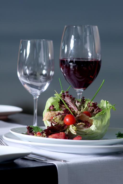 Eser Premium Hotel&Spa Buyukcekmece Exteriér fotografie A salad and wine