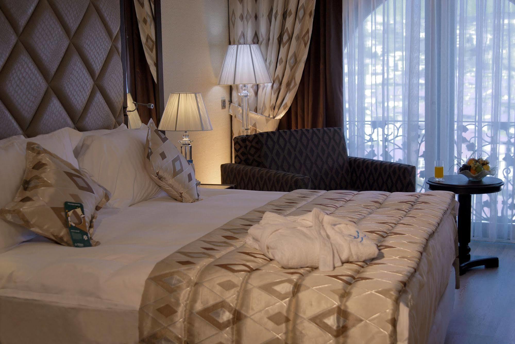 Eser Premium Hotel&Spa Buyukcekmece Exteriér fotografie A bedroom at the hotel